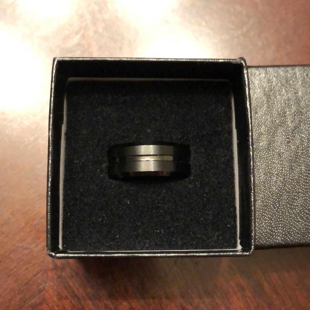 Men’s black tungsten carbide ring size 7.5